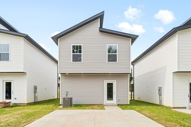 Building Photo - **COMING SOON** 3 BEDROOM HOME