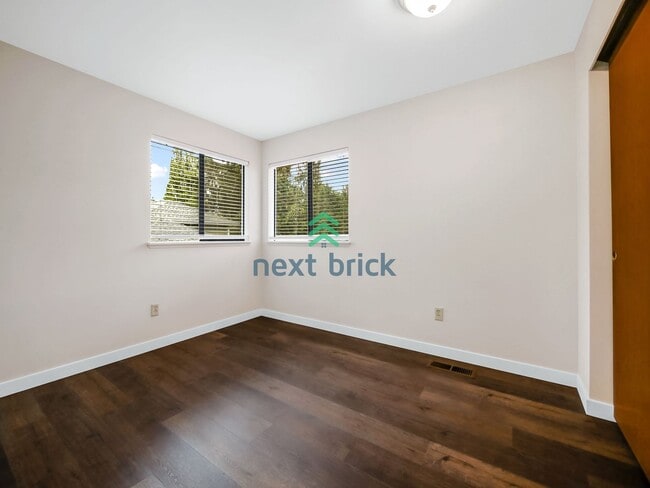 Building Photo - Charming Family Home in a Tranquil Cul-de-Sac