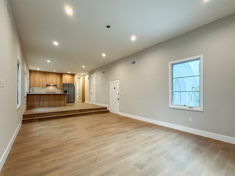 Building Photo - 150 N Arnaz Dr