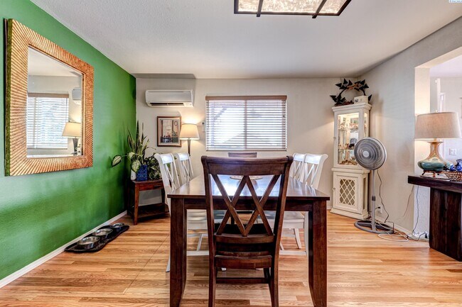 Building Photo - Large Shop w/Oversized Roll Up Doors and P...