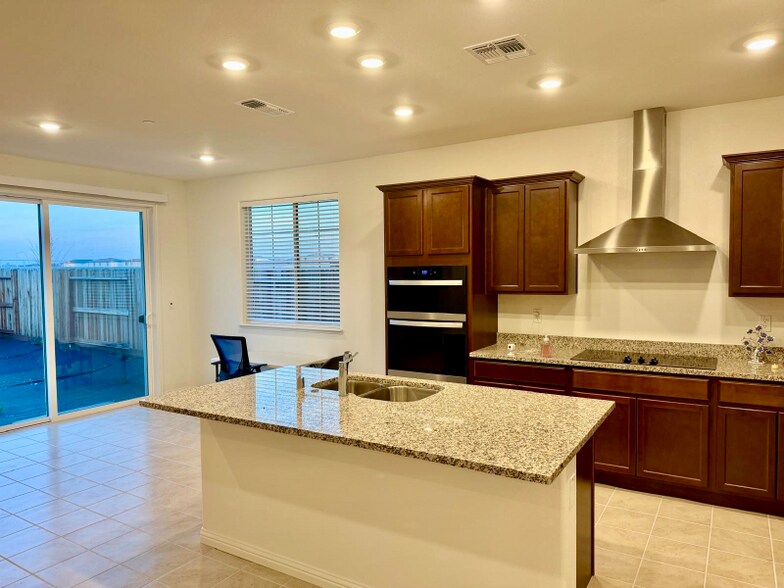 Building Photo - 1570 Pinchot Dr