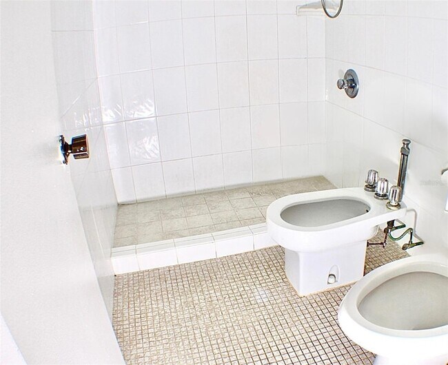 Building Photo - 5900 SW 127th Ave