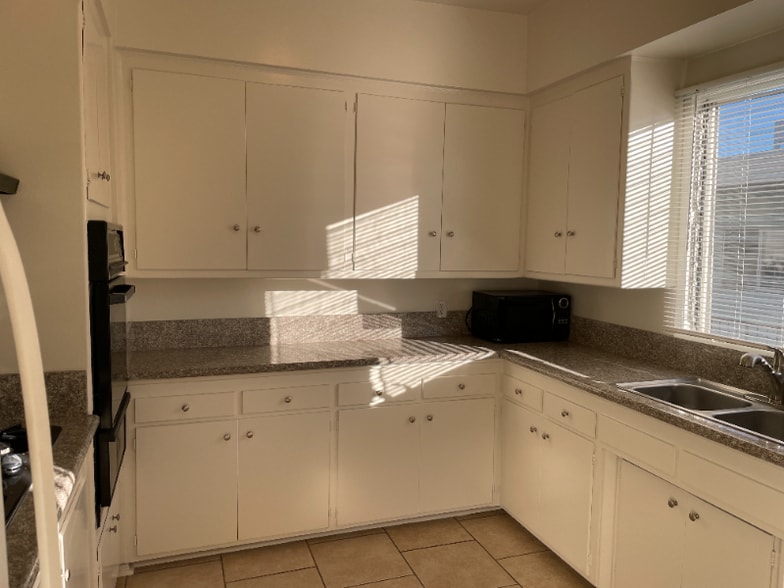 Building Photo - 1122 S Clark Dr