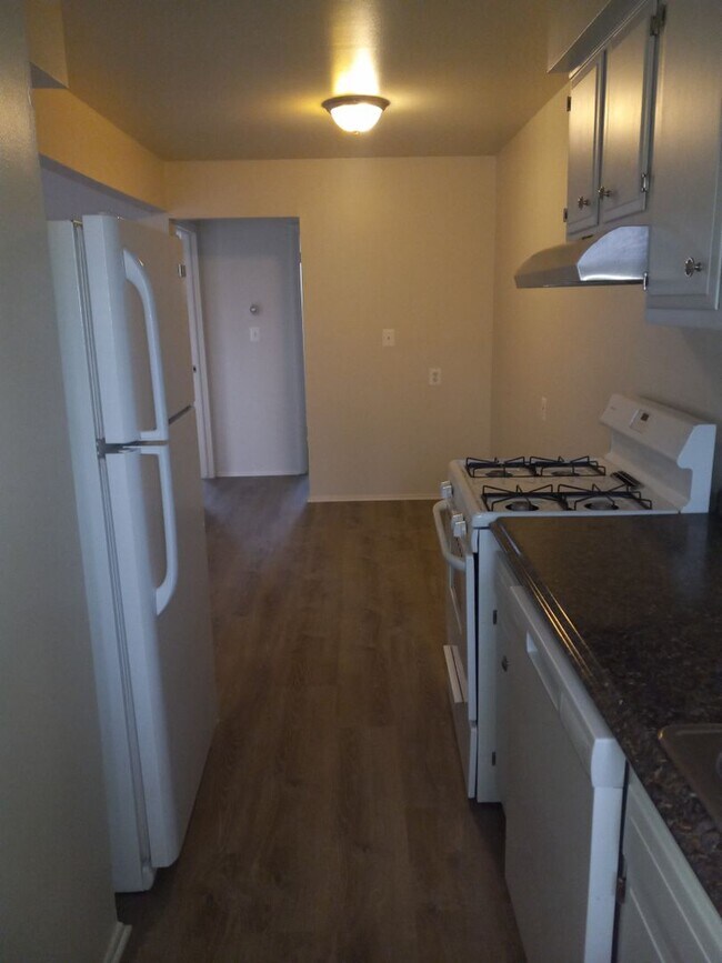 Building Photo - Newly renovated spacious 1 bedroom