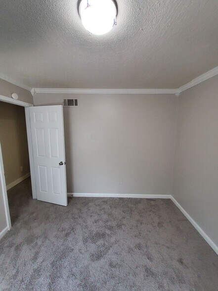 Building Photo - Welcome to 4294 Tonawanda!