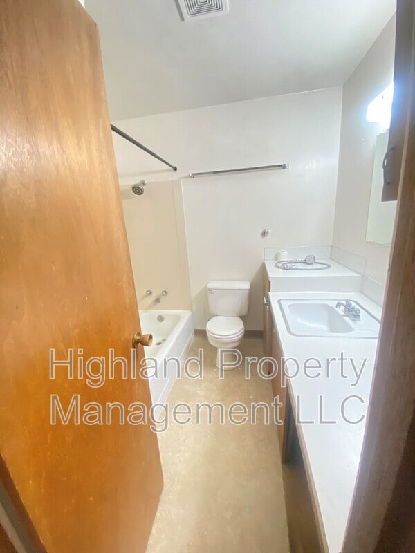 Building Photo - 960 NE B St