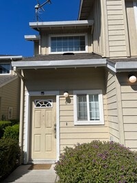 Building Photo - 3 bedroom 2.5 bath town home with large bo...