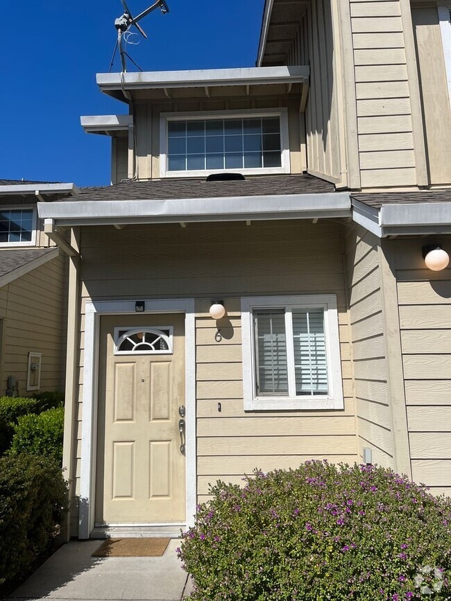 Building Photo - 3 bedroom 2.5 bath town home with large bo...