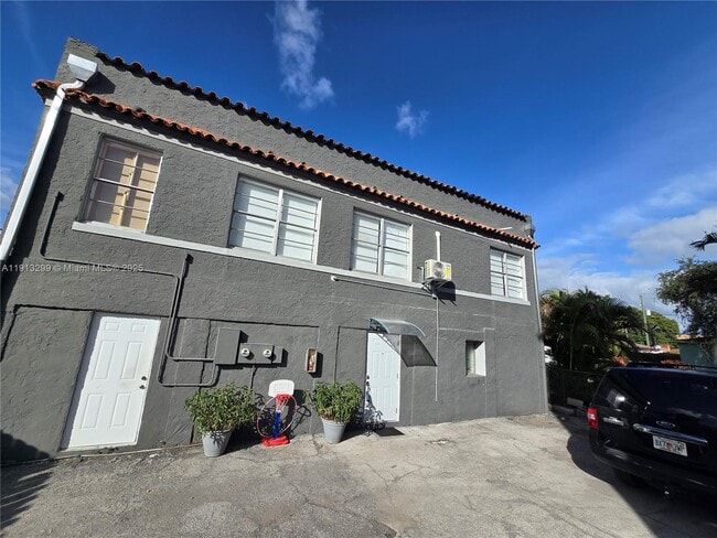 Building Photo - 1629 SW 6th St