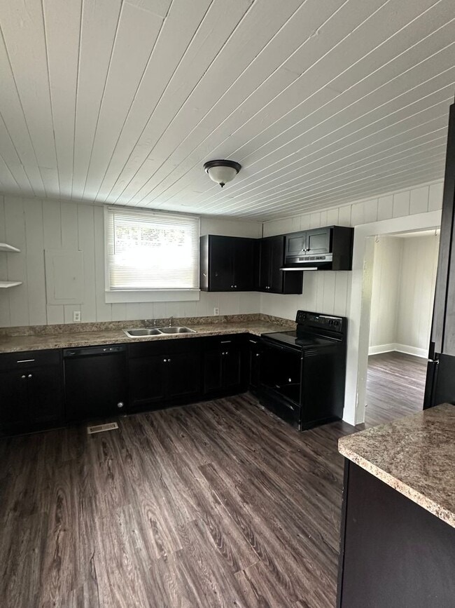 Building Photo - Charming Home in Downtown Flowery Branch!