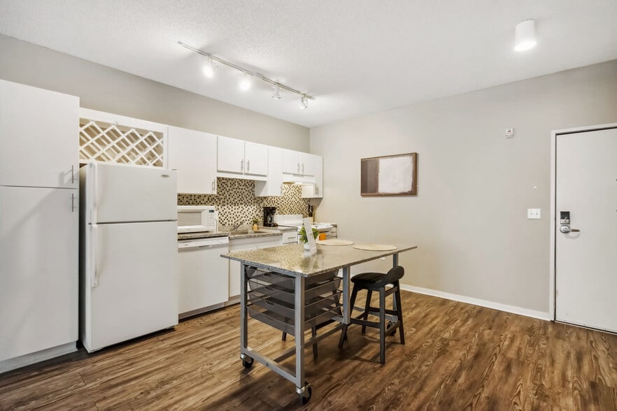 Building Photo - 616 Washington Ave S