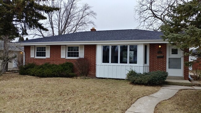 Building Photo - 3 Bedrooom Home Located in the Heart of We...