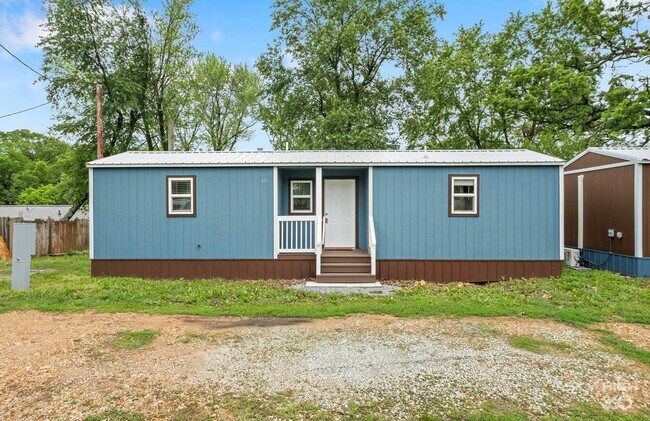 Building Photo - 403 E Roller Ave