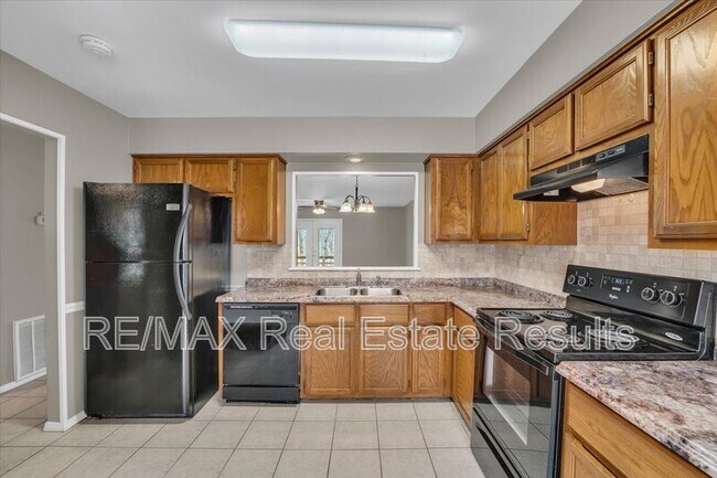 Building Photo - 5 Yates Ln