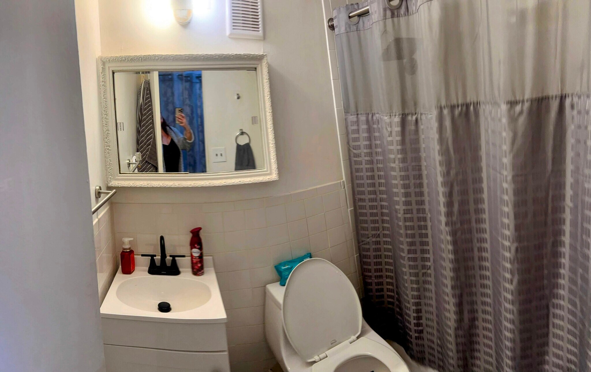 Building Photo - 868 Sheldon Ave