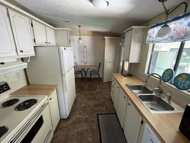 Building Photo - 2/2 in Harbour View Mobile Manor (40+)