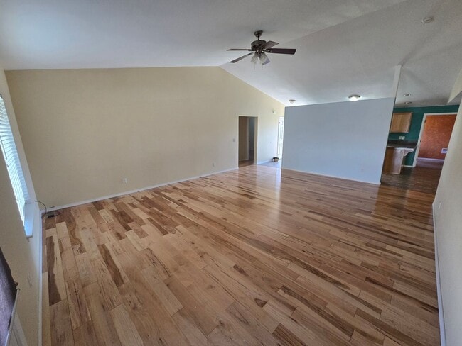 Building Photo - Cozy home Madras Oregon