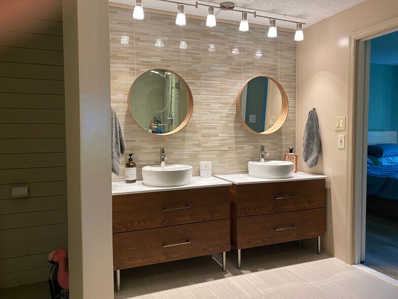 Building Photo - 425 Chanticleer