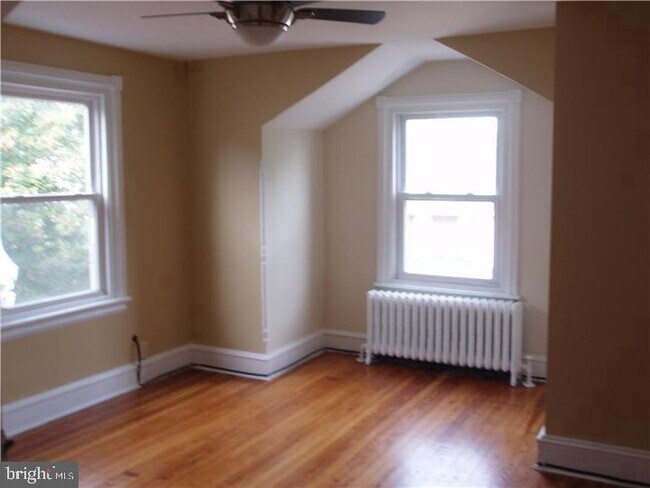 Building Photo - 608 W 20th St