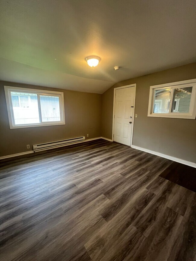 Building Photo - 4-Bedroom 1 1/2-Bath home in Junction City