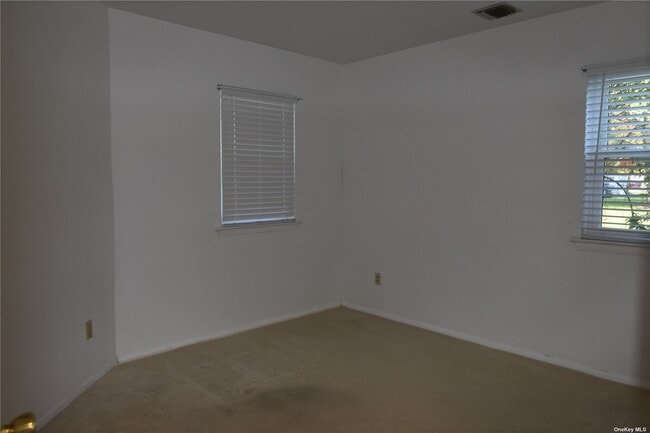 Building Photo - 76 Knolls Dr