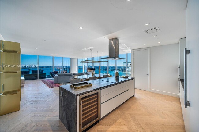 Building Photo - 700 NE 26th Terrace