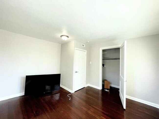 Building Photo - 125 W Bodley Ave