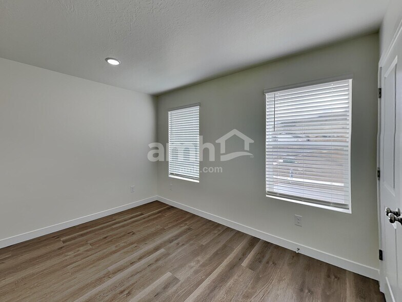 Building Photo - 1322 W Mahogany St