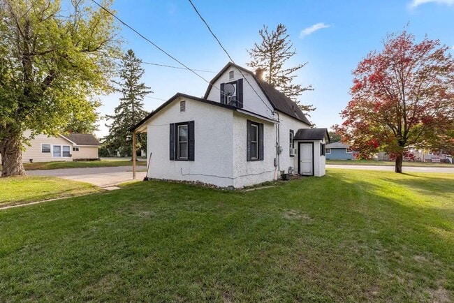 Building Photo - Cozy 3 bedroom, 1 Bathroom Home On Corner ...