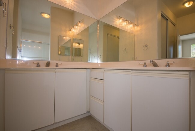 Building Photo - Beautiful Upstairs 2bd/2bth Condo in Carme...