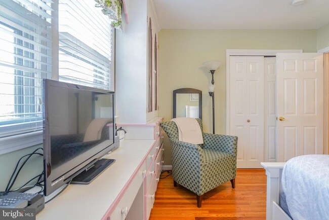 Building Photo - 245 Barclay Cir