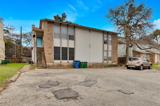 Building Photo - Upstairs Two Bedroom Unit in Fourplex with...