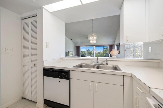 Building Photo - 841 Waterside Dr
