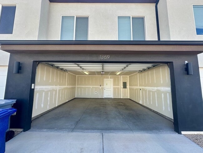 Building Photo - Adorable Long Valley Townhome!