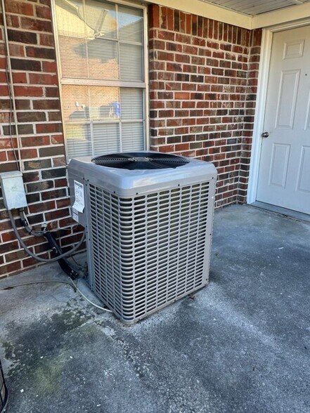 Building Photo - 3210 Brookside Dr NW