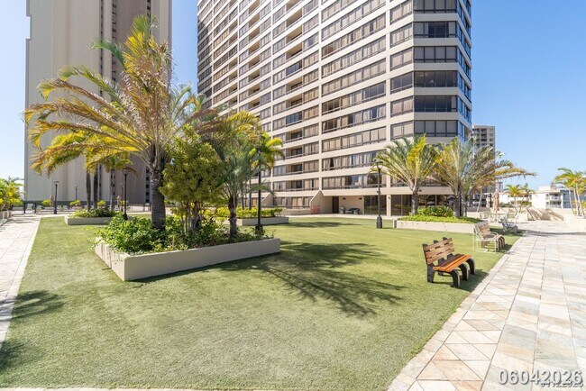 Building Photo - Luxury High-Rise Living on the 38th Floor