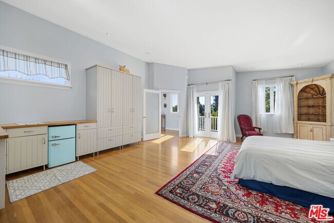 Building Photo - 11215 Sunset Blvd