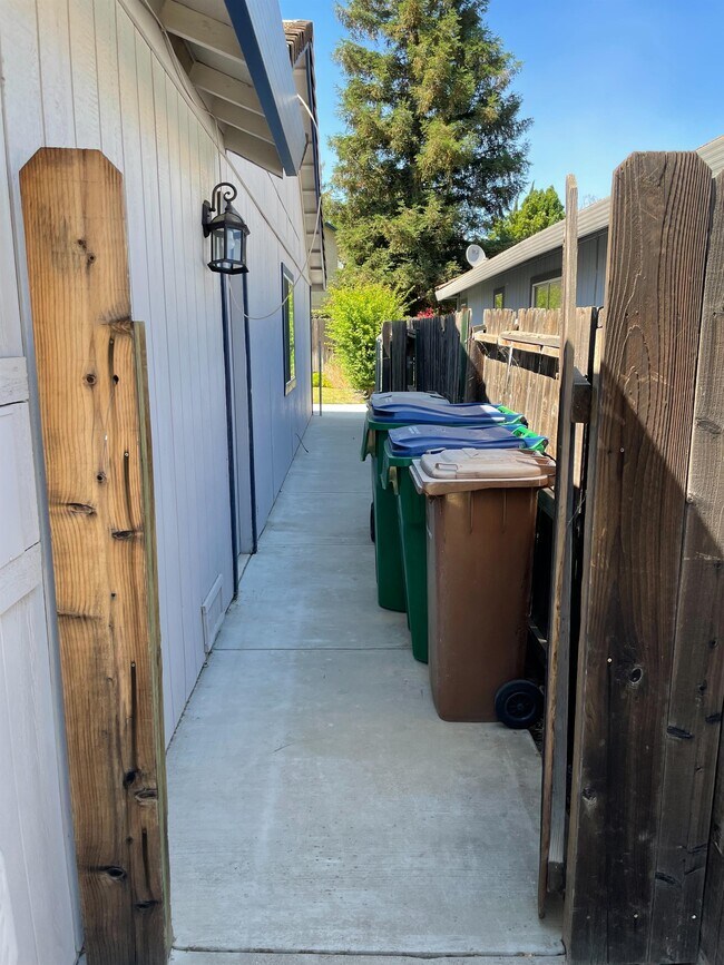 Building Photo - 325 Raven Ln