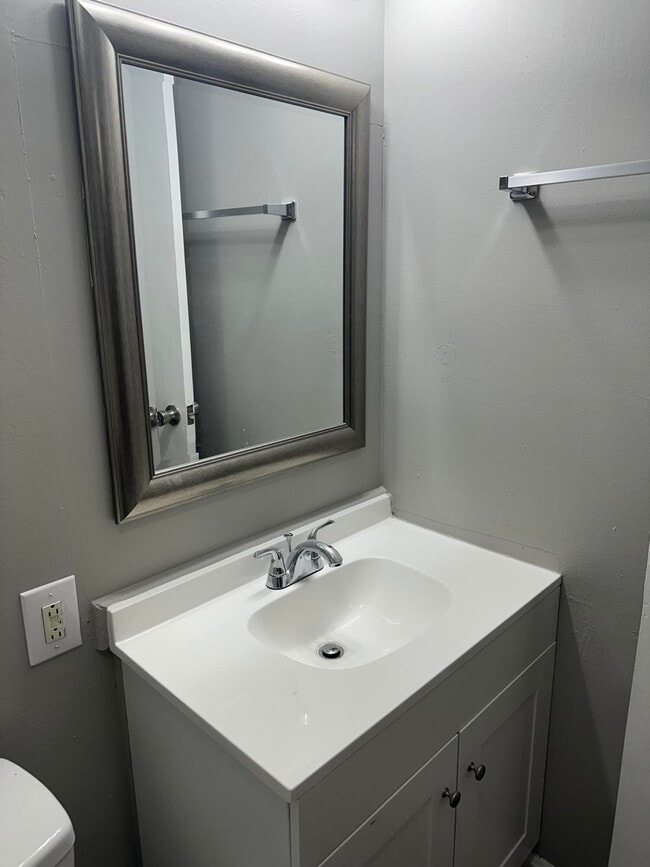 Building Photo - 3369 Holwyn Rd