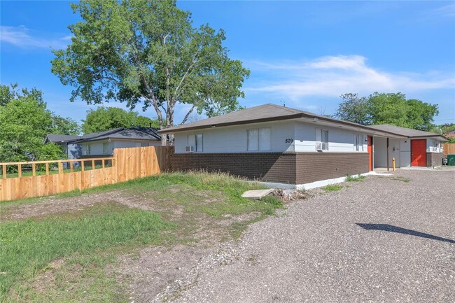 Building Photo - 809 John Adams Dr