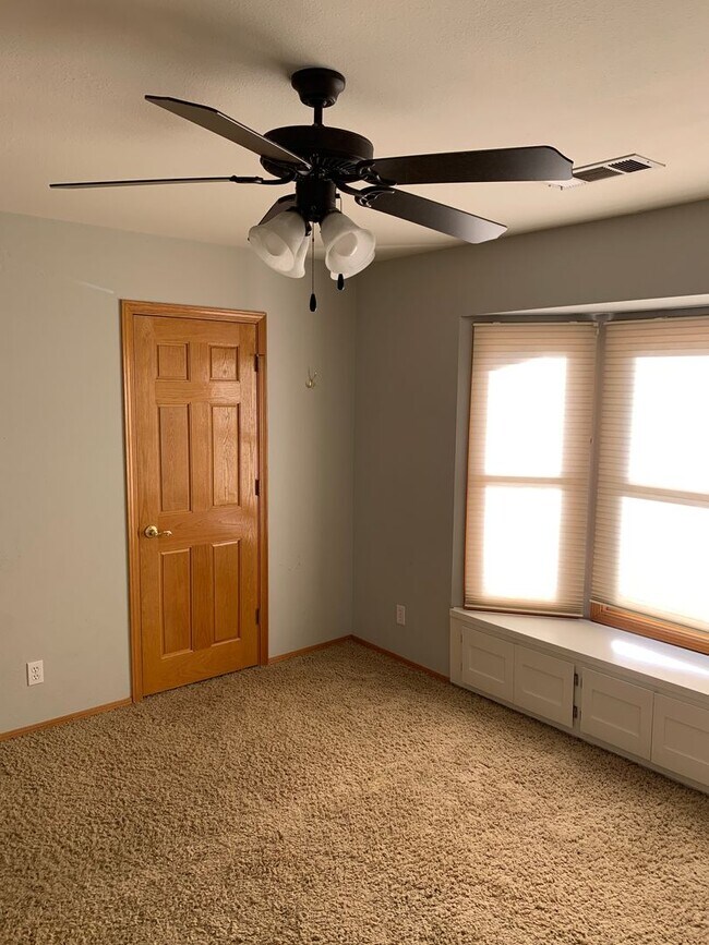 Building Photo - 4 Bedroom 3 Bath Home