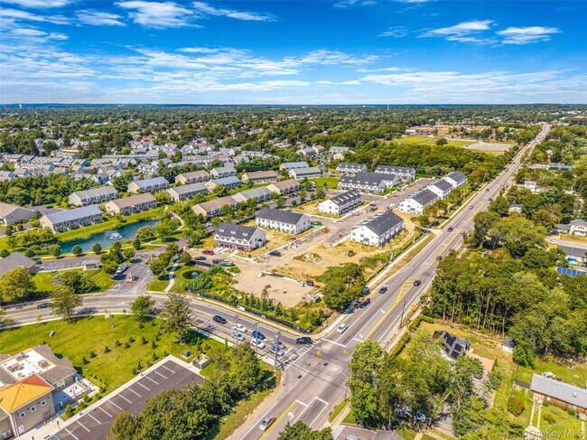 Building Photo - 725 Eastview Dr