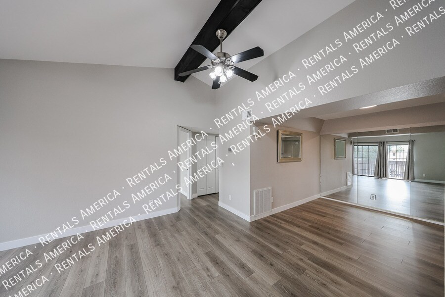 Building Photo - 700 E Mesquite Cir