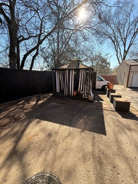 Building Photo - 237 Eisenhower Dr