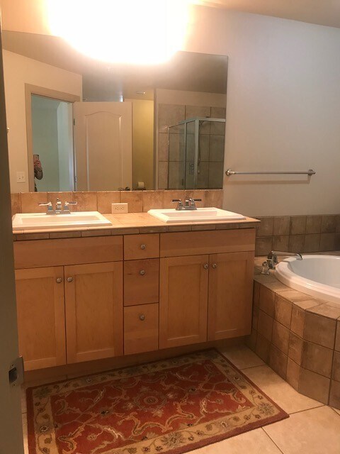 Building Photo - Exceptional 2bed/2bath @ Hyde Park! Availa...