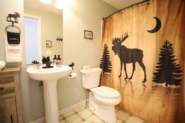 Building Photo - FURNISHED 3 Bed Winter Seasonal Great Location! Available 11/1/26 - $2395/mo