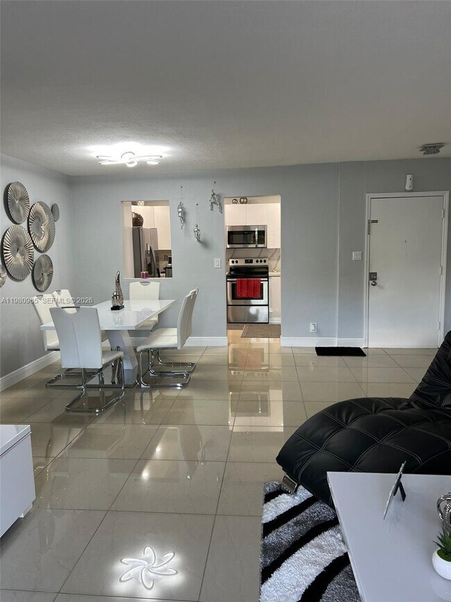 Building Photo - 13715 Kendale Lakes Cir