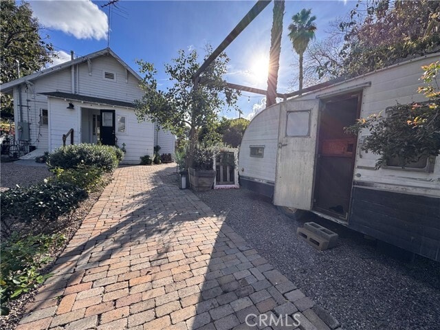 Building Photo - 323 W 18th St