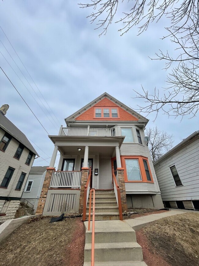 Building Photo - 122 E Lloyd St