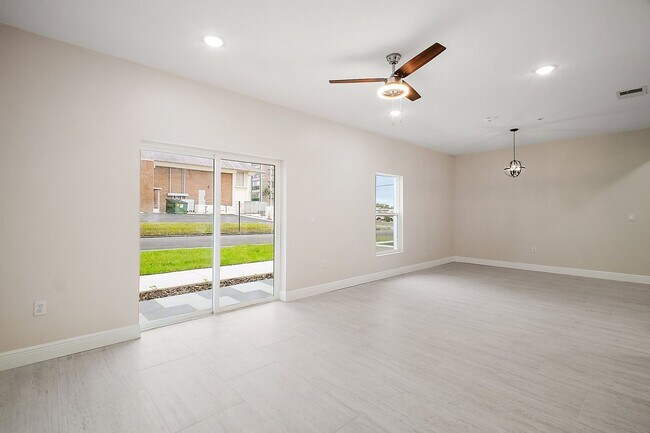 Building Photo - Luxury 2 Bed 2 Bath, Downtown Eustis Full ...